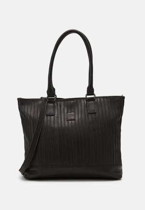 Czarna skórzana torba typu tote z pionowymi przeszyciami, dwoma górnymi uchwytami, odpinanym paskiem na ramię i małą kwadratową naszywką z logo z przodu.