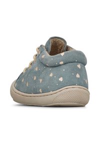 Scarpa in pelle scamosciata blu con motivi a cuore crema, forma arrotondata, suola in gomma beige, lacci dorati e collarino imbottito alla caviglia.
