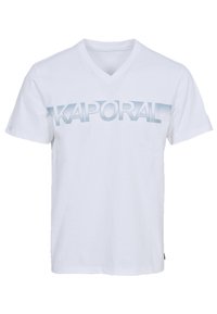 Camiseta blanca de algodón con escote en V, que presenta la palabra "KAPORAL" en impresión gráfica azul claro en el pecho. Mangas cortas, ajuste regular.