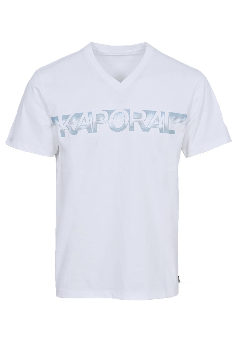 Camiseta blanca de algodón con escote en V, que presenta la palabra "KAPORAL" en impresión gráfica azul claro en el pecho. Mangas cortas, ajuste regular.