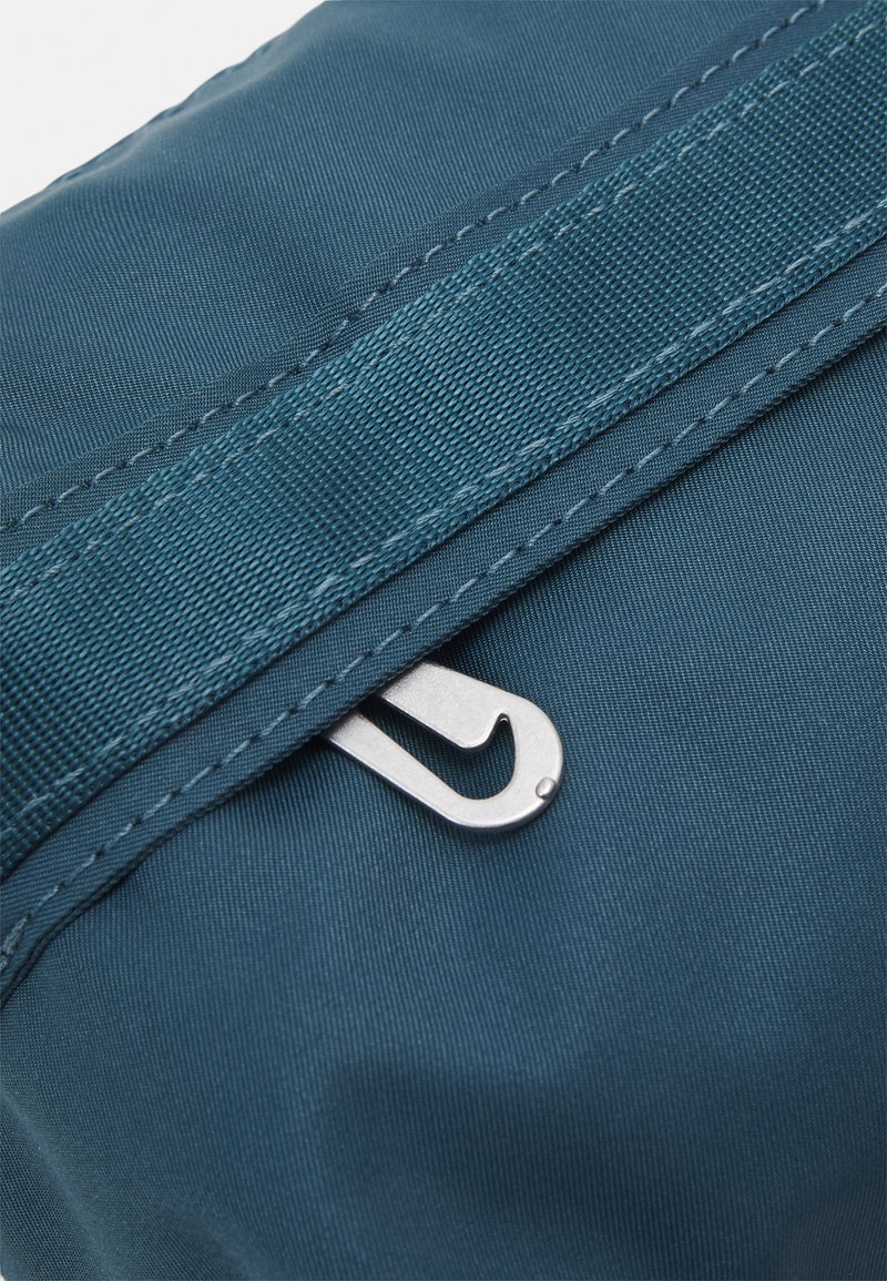 Damen Handtaschen | Nike Sportswear FUTURA LUXE CROSSBODY UNISEX Umhängetasche ash green/aura/blau - NU71195 Damen Handtaschen | Nike Sportswear FUTURA LUXE CROSSBODY UNISEX Umhängetasche ash green/aura/blau - NU71195