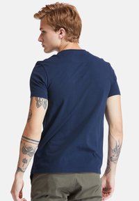 Timberland DUNSTAN RIVER POCKET TEE - Paprasti marškinėliai - dark sapphire
