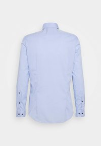 Lyseblå, langærmet skjorte set bagfra, med klassisk krave og manchetter med sorte knapper.