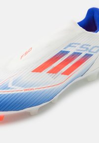 adidas Performance F50 LEAGUE LACELESS FIRM/MULTI-GROUND - Botines de fútbol para terreno firme - footwear white/solar red/lucid blue