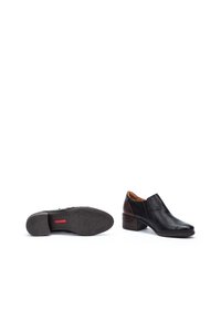 Chaussures noires en cuir à chevilles avec une surface texturée, présentant un bout pointu et un petit talon empilé. Possède une section arrière contrastante de couleur marron.