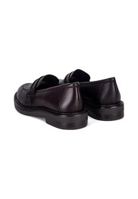 Pantofi slip-on din piele maro închis, cu vârfuri rotunde, detalii de cusătură minime și talpă din cauciuc, având o textură netedă.