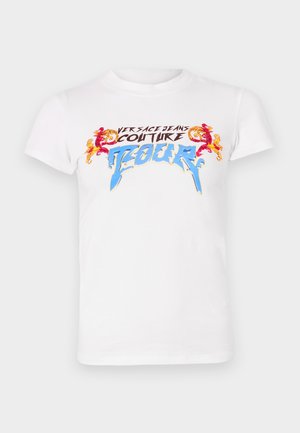 Valge puuvillane T-särk, millel on mitmevärviline graafikaprindiga, millel on "VERSACE JEANS COUTURE" ja külluslikud aktsendid punases ja sinises.