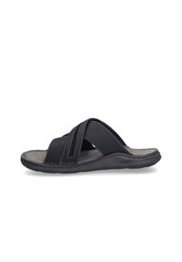 Sandales noires à brides croisées, tige en cuir, semelle intérieure en suède gris, et surpiqûres contrastées. Semelle en caoutchouc légère pour plus de confort.