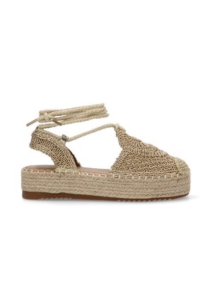 Sandalia de espadrille de color beige tejida con detalle de trenzado en los recortes, correas de tobillo ajustables y suela de yute. Texturizada y de fondo plano.