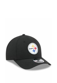 Schwarze verstellbare Mütze mit einem runden gestickten Patch, der das Pittsburgh Steelers-Logo in Gelb, Schwarz und Rot zeigt. Glatte Stoffoberfläche.