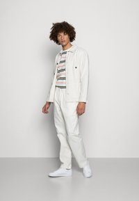 Levi's® XX CHINO EZ TAPER II - Calças - sodium white s twill gd