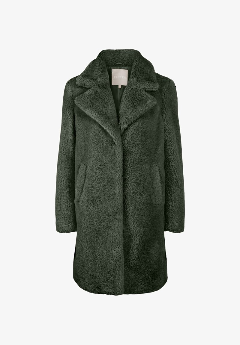 Donkergroen schapenvachtjas met een geknipte kraag, twee zijzakken en een rechte snit. Zachte textuur en een middellange uitvoering.
