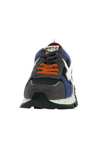 Chaussure de sport présentant une combinaison de matériaux gris, bleu et noir. Lacets orange contrastants et logo blanc en accent sur le côté. Semelle texturée.