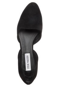Botte en suede noire avec un bout pointu, des côtés ouverts et une doublure intérieure lisse. Présente une étiquette sur la semelle intérieure avec "STEVE MADDEN" imprimé.