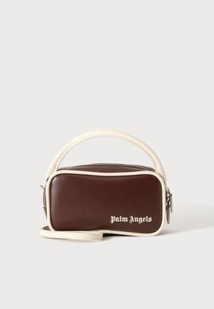 Sac à main rectangulaire marron avec bordure blanche et poignée, fermeture éclair, et logo "Palm Angels" en police gothique blanche à l'avant.