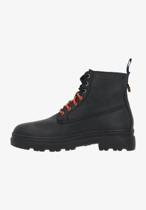 Schwarze Leder-Stiefeletten mit einer robusten Sohle, ausgestattet mit orangefarbenen Schnürsenkeln, Metallösen und einer Zuglasche an der Ferse für einfaches Anziehen.