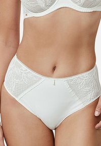 Culotte taille haute blanche en tissu lisse, avec des panneaux en dentelle sur les côtés, un galon picot et un petit accent doré à l'avant.