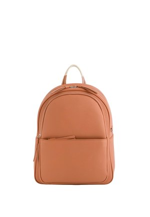 Kompaktowy jasnobrązowy skórzany plecak z przednią kieszenią na zamek, zakrzywioną górną rączką owiniętą jasnym materiałem oraz dwoma głównymi komorami na zamek.