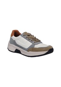 Sportlich gestalteter Schuh mit weißem Mesh, grauen und braunen Wildlederelementen, braunem Lederabsatz und einer dicken schwarzen Gummisohle mit weißem Zwischensohlenbereich.