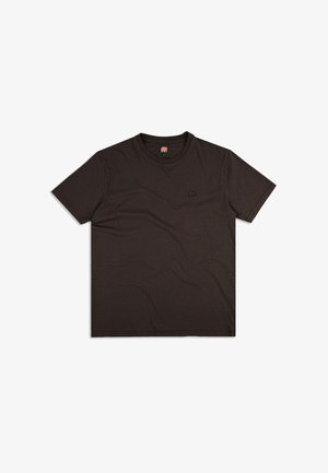 Ruskea puuvillainen T-paita, jossa on pyöreä kaula-aukko, lyhyet hihat ja pieni, brodeerattu logo vasemmassa rinnassa. Sujuva pinta, rento istuvuus.