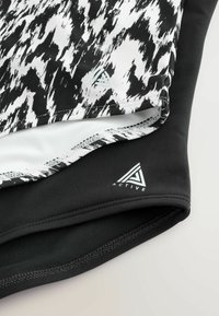 Shorts de sport noirs avec un motif abstrait blanc sur la ceinture. Présentent un logo dans le coin et des coutures plates pour le confort.