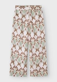 Broek van lichtgewicht stof met een herhalend patroon van groene, bruine en crèmekleurige vormen op een lichtroze achtergrond, met een elastische tailleband.
