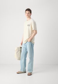 Tommy Jeans SIGNATURE TEE - T-shirt estampada - newsprint