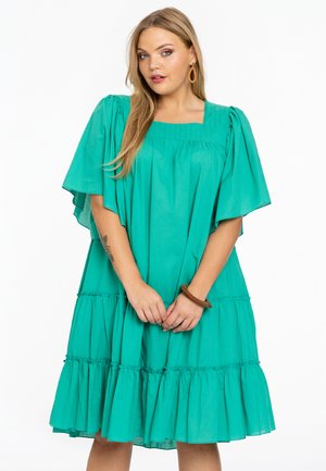 Aqua-grünes Baumwollkleid mit quadratischem Ausschnitt, kurzen Fledermausärmeln und gestuften Rüschensaum. Glatte Textur mit gefältelten Akzenten.