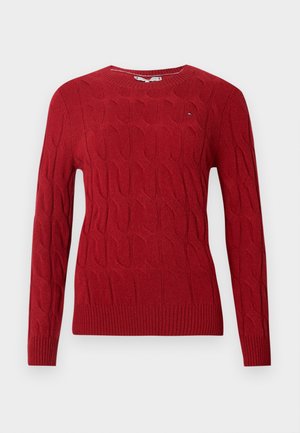 Rdeča pletena dolga majica z dolgimi rokavi, okroglim izrezom in rebrastimi manšeti in robom, z majhnim vezenim logotipom na prsih.