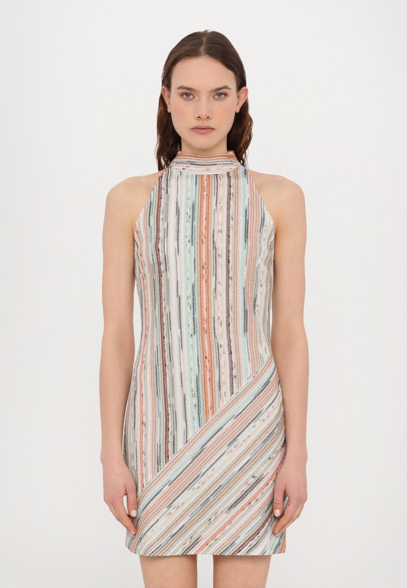 Vestido halter de malha com riscas diagonais multicoloridas em tons pastel. Apresenta uma silhueta ajustada e um tecido texturizado com detalhes metálicos.