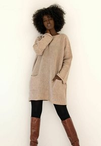 Niewybrane, light brown