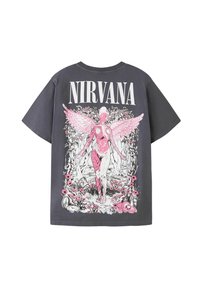 Grijze katoenen t-shirt met een grote roze en witte grafische afbeelding van een engelachtige figuur omringd door bloemen en loof, met de tekst "NIRVANA".