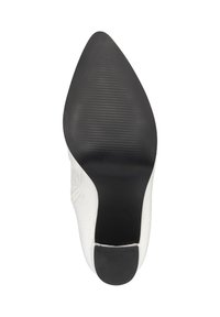 Scarpa bianca con tacco alto e punta affusolata, caratterizzata da un motivo testurizzato a coccodrillo e una suola nera in gomma per una buona aderenza.