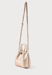 Metallik roosakuldne käekott tekstuurse viimistlusega, kahe käepideme ja reguleeritava õlarihmaga. Omaduseks on struktuurne disain.