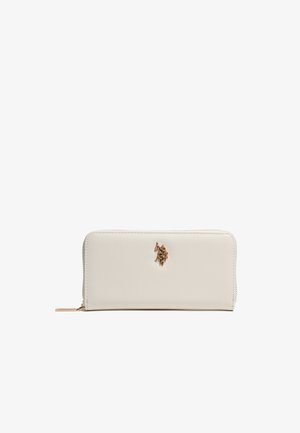 Cartera de cuero blanco con acabado texturizado, con un emblema de logo dorado en el frente y cierre de cremallera en el borde superior.