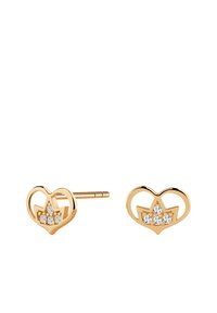 Złote kolczyki w kształcie serca z motywem korony, z trzema przezroczystymi kamieniami na środku. Gładkie wykończenie, polerowana metalowa tekstura.