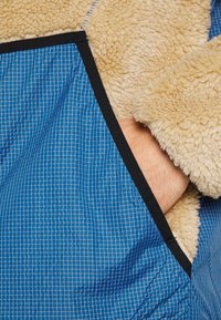 Puma HOODED JACKET - Viegla jaka - light sand