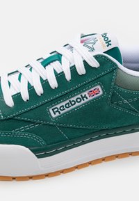 Reebok Classic CLUB C MEGACOURT UNISEX - Sneakers low - collegiategreen/escapegreen