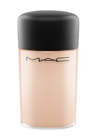 MAC foundation in een cilindrische, matglazen fles met een zwarte plastic dop. De fles is beige met een gladde afwerking en minimale branding.