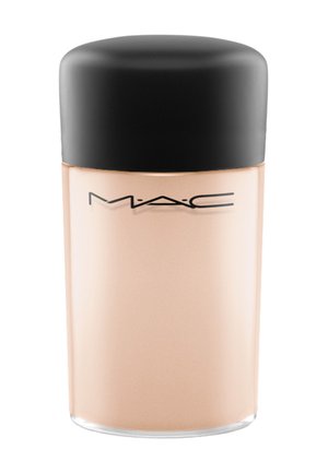 Fond de teint MAC dans un flacon cylindrique en verre givré avec un capuchon en plastique noir. Le flacon est beige avec une surface lisse et un branding minimal.