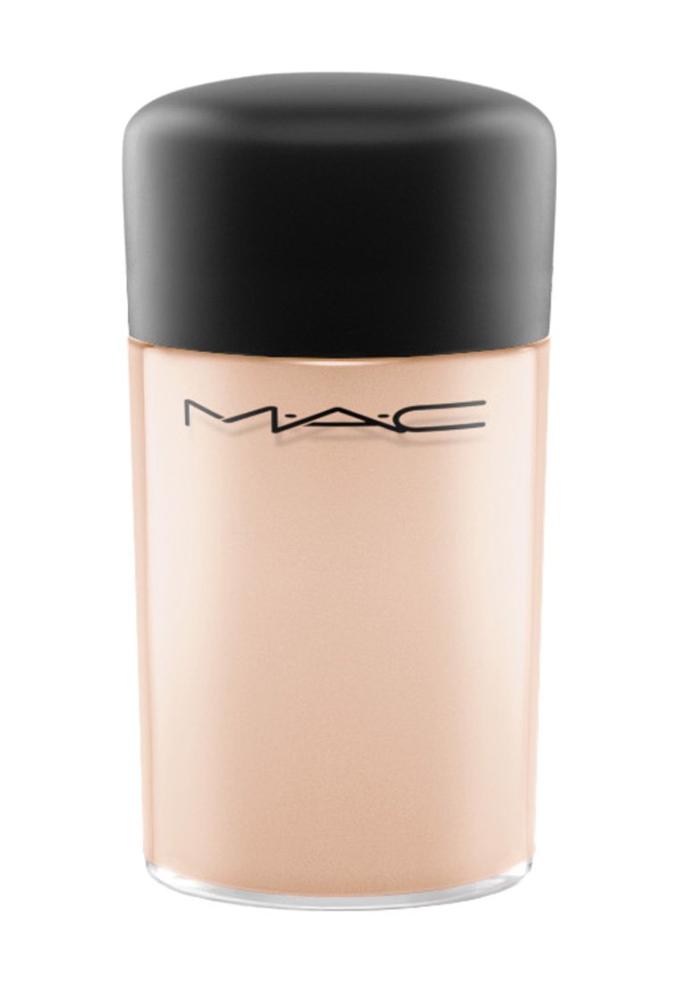 MAC foundation in een cilindrische, matglazen fles met een zwarte plastic dop. De fles is beige met een gladde afwerking en minimale branding.