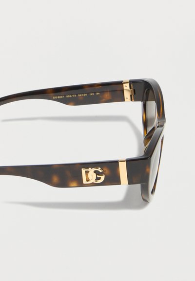 Ορθογώνια γυαλιά ηλίου με μοτίβο χελωνόσκεπης, με χρυσές λεπτομέρειες στις μεντεσέδες και χρυστό λογότυπο "DG" στο πλαϊνό μπράτσο.