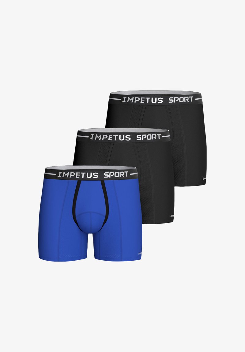 Trzy pary męskich sportowych bokserów: jedna niebieska z czarnymi akcentami, dwie czarne, wszystkie z elastycznymi pasami w talii z brandingiem "IMPETUS SPORT".