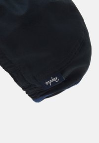 Shorts neri in cotone con cintura elastica e rifiniture blu. Presentano un'etichetta con "Rapha" in testo bianco. Texture liscia e design casual.