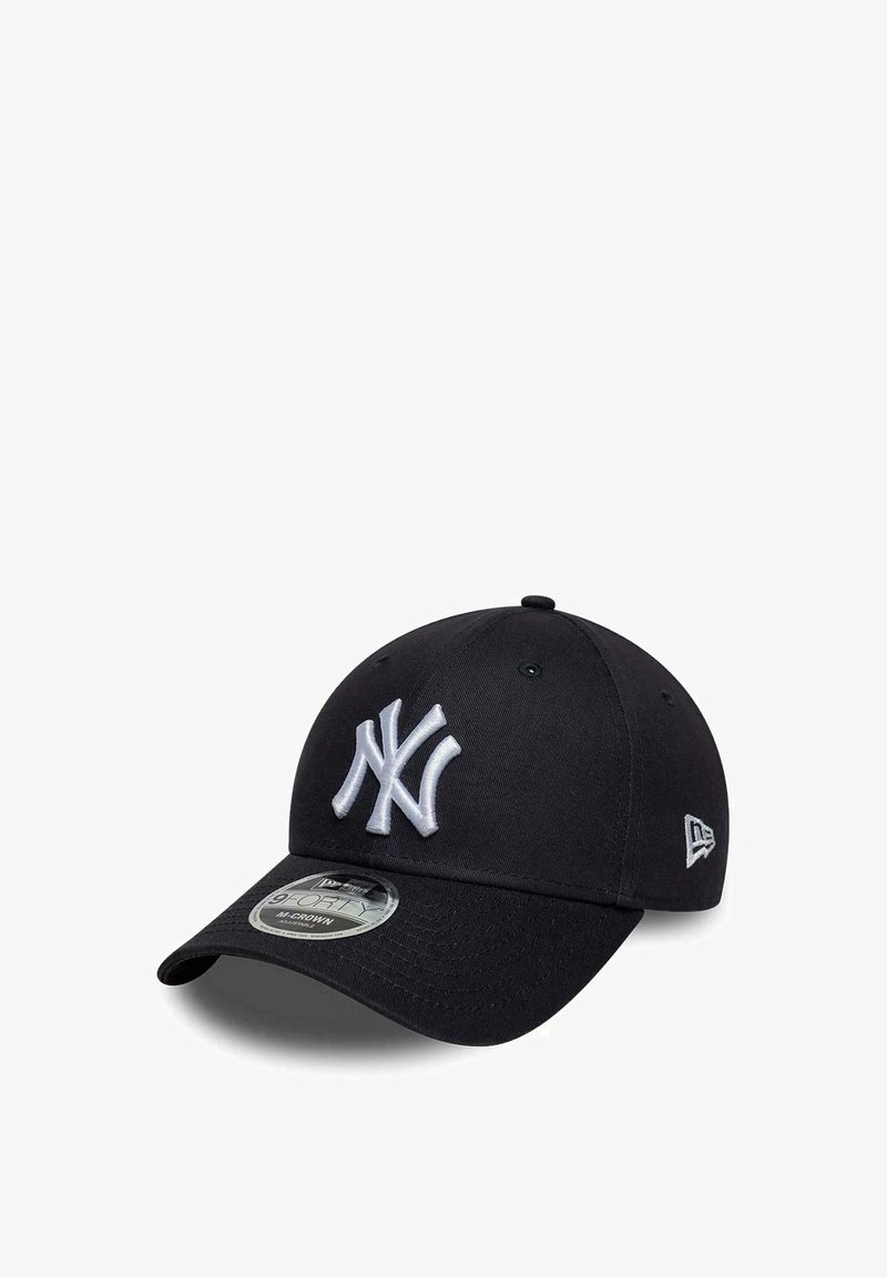 Casquette de baseball noire avec le logo blanc des New York Yankees brodé sur le devant et le logo de la marque New Era sur le côté, présentée sur fond blanc.