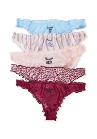 Cinque paia di mutandine da donna di vari colori: blu chiaro, a righe rosa pallido, rosa pallido uniforme, stampa leopardata e bordeaux, con orli arricciati.