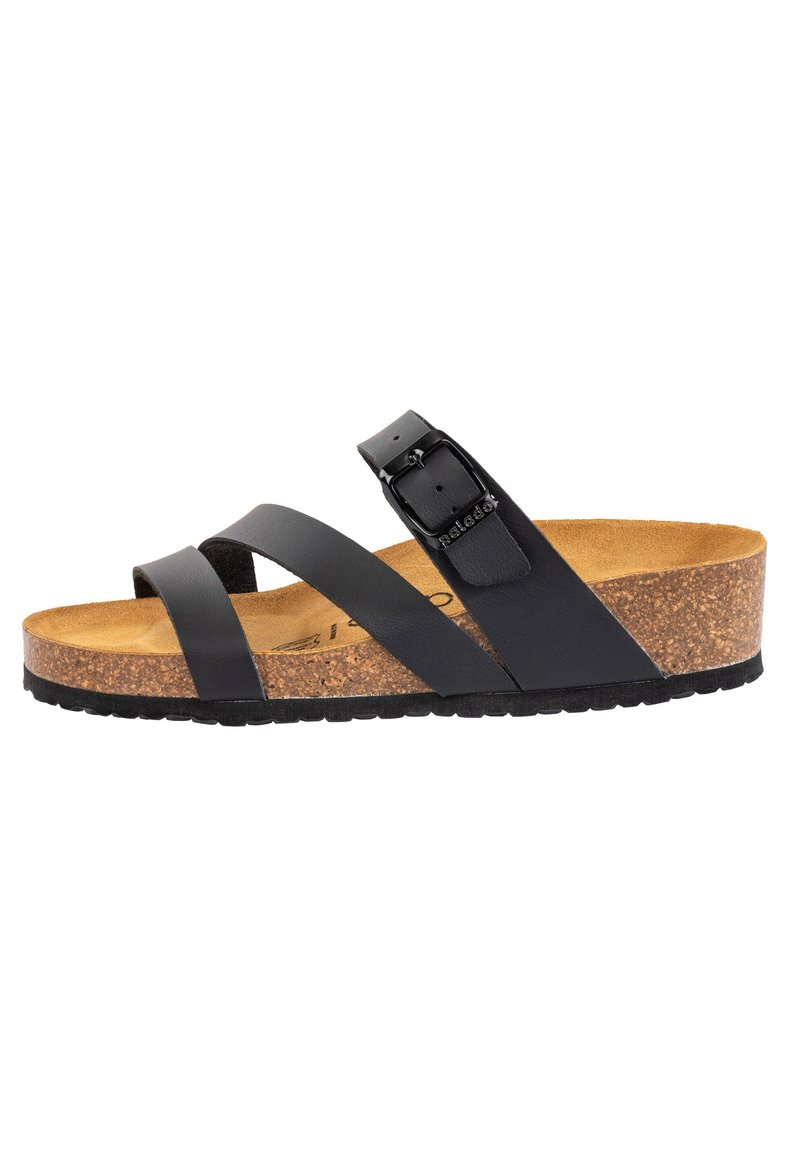 Zwarte leren sandaal met twee bovenste banden, verstelbare gespsluiting en kurken voetbed. Beschikt over een gestructureerde zwarte rubberen outsole voor grip.