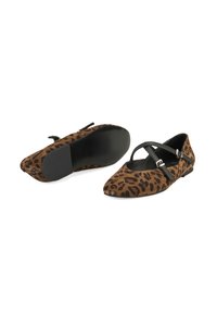 Ballerinas aus Wildleder mit Leopardenmuster, spitzer Zehenform und schwarzen Kreuzriemen; flache Sohle mit glatter, schwarzer Oberfläche.