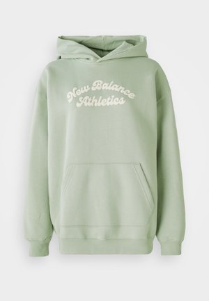 Hele roheline kapuutsiga pusa, mis on valmistatud pehmest kangast, sisaldab esist känguru taskut ja valget "New Balance Athletics" teksti rinnaosa ulatuses.