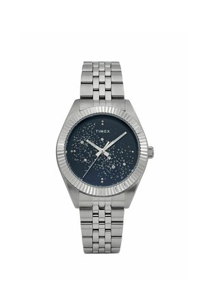 Ezüst fém karóra sötétkék pettyezett számlappal, ezüst órabeosztásokkal, három mutatóval és összekapcsolt fém szíjjal.